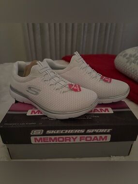 Skechers Memory Foam - NEVER WORN!